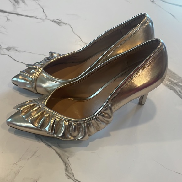 BCBG Gold, Ruffle Heels, pumps,Size 7, 3 inch heel,slip on, pointy toe - Picture 2 of 14